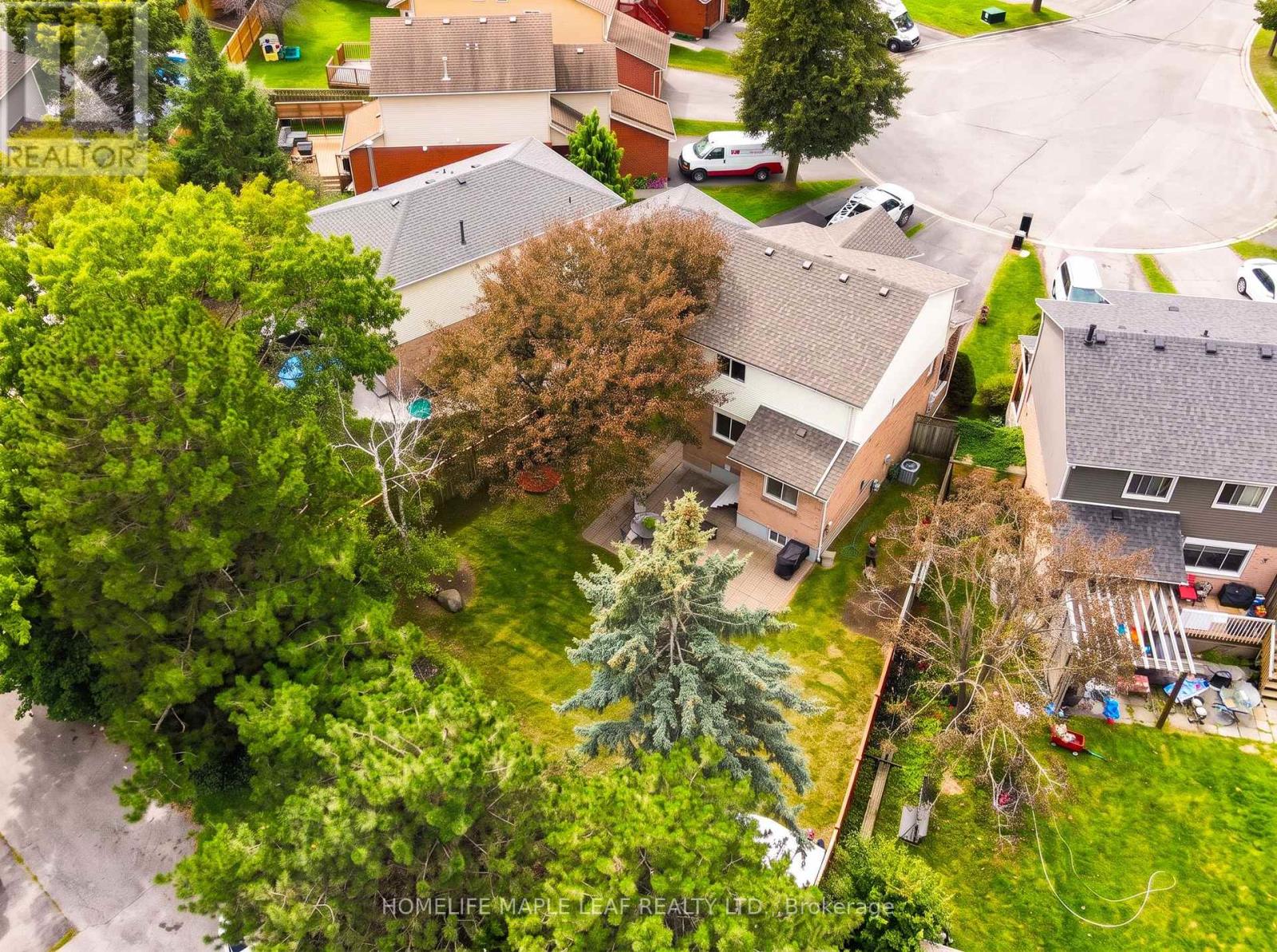 12 Giles Court, Whitby, Ontario  L1N 8T5 - Photo 3 - E13880266