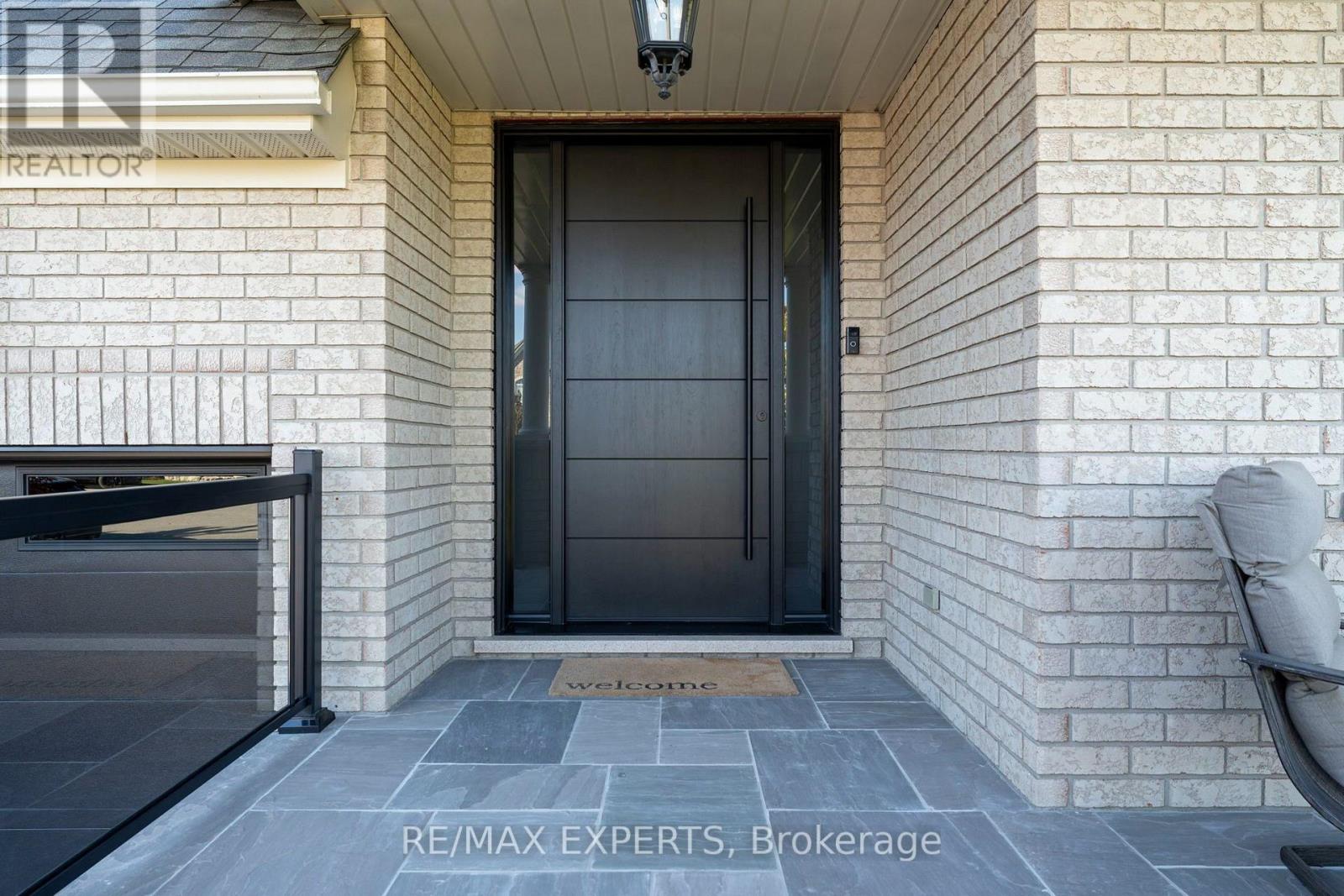 16 Thomas Noble Court, King, Ontario  L7B 0A3 - Photo 5 - N13880018