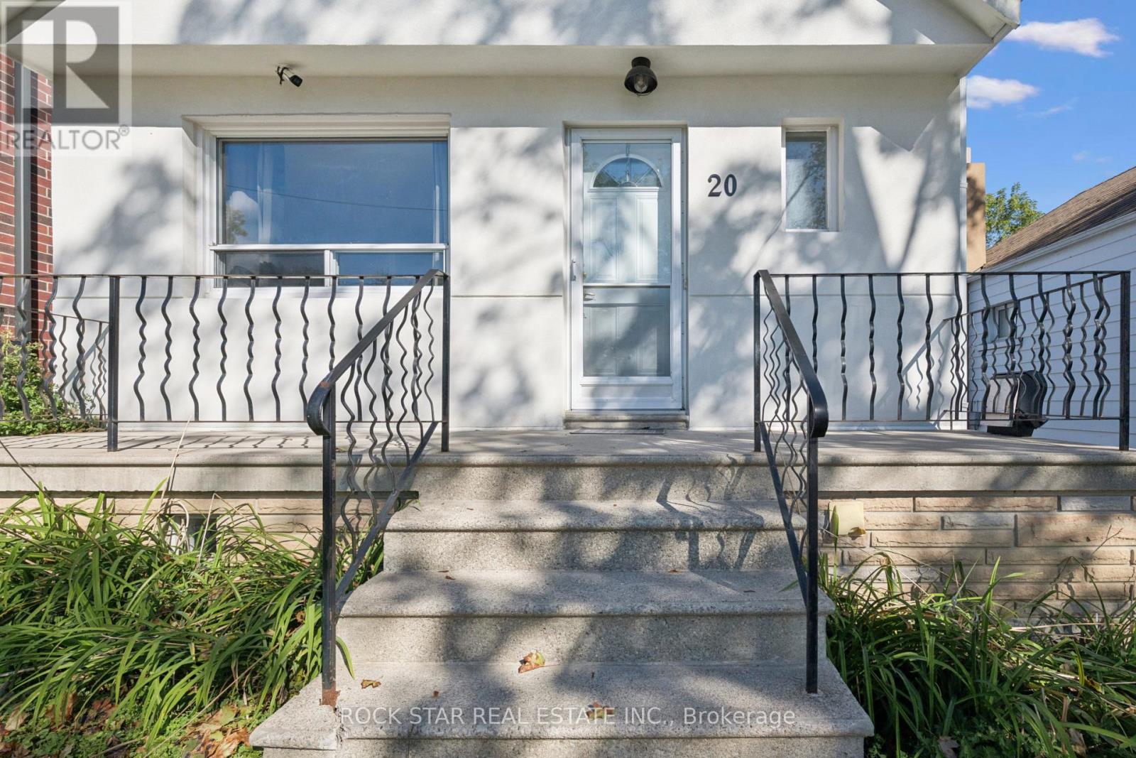 20 Braeburn Avenue, Toronto, Ontario  M9P 2J3 - Photo 4 - W13880128