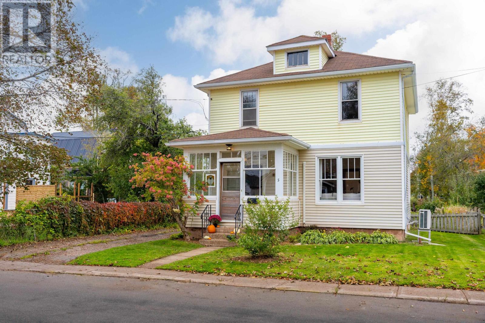 5 Lapthorne Avenue, Charlottetown, Prince Edward Island  C1E 2M3 - Photo 1 - 202625544