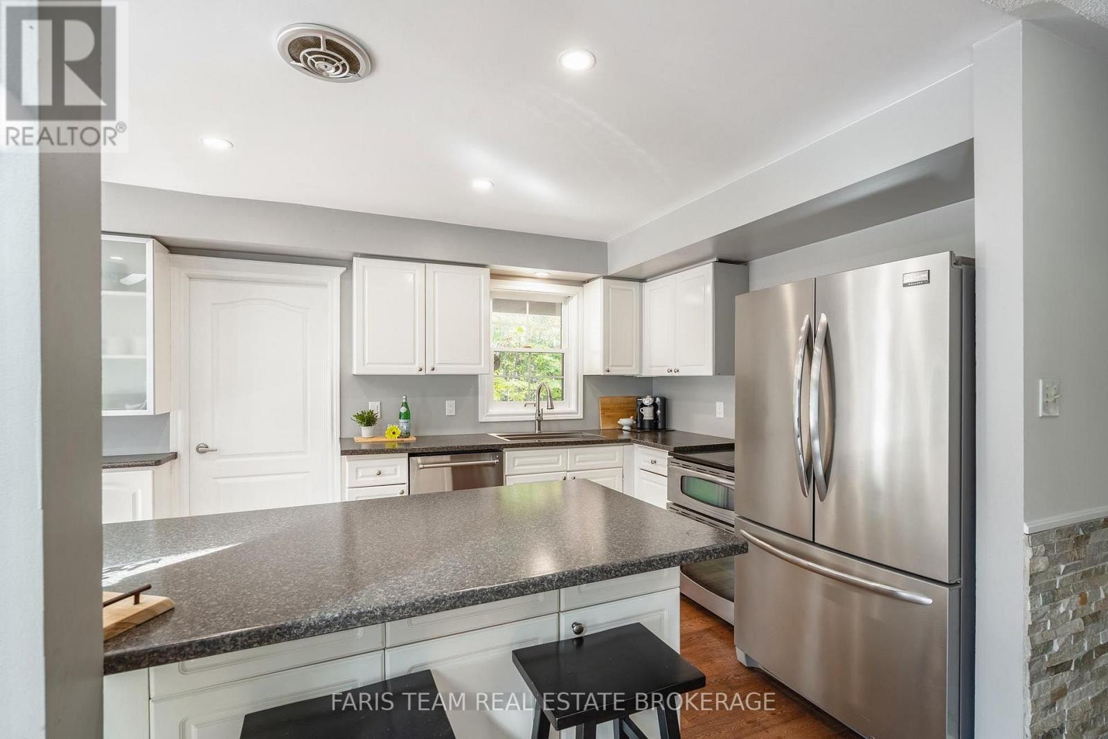 12 Valley View Drive, Springwater, Ontario  L0L 1Y0 - Photo 5 - S13880394