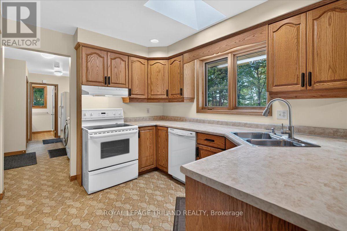 22775 Dogwood Road, Southwest Middlesex, Ontario  N0L 1Z0 - Photo 13 - X13880758