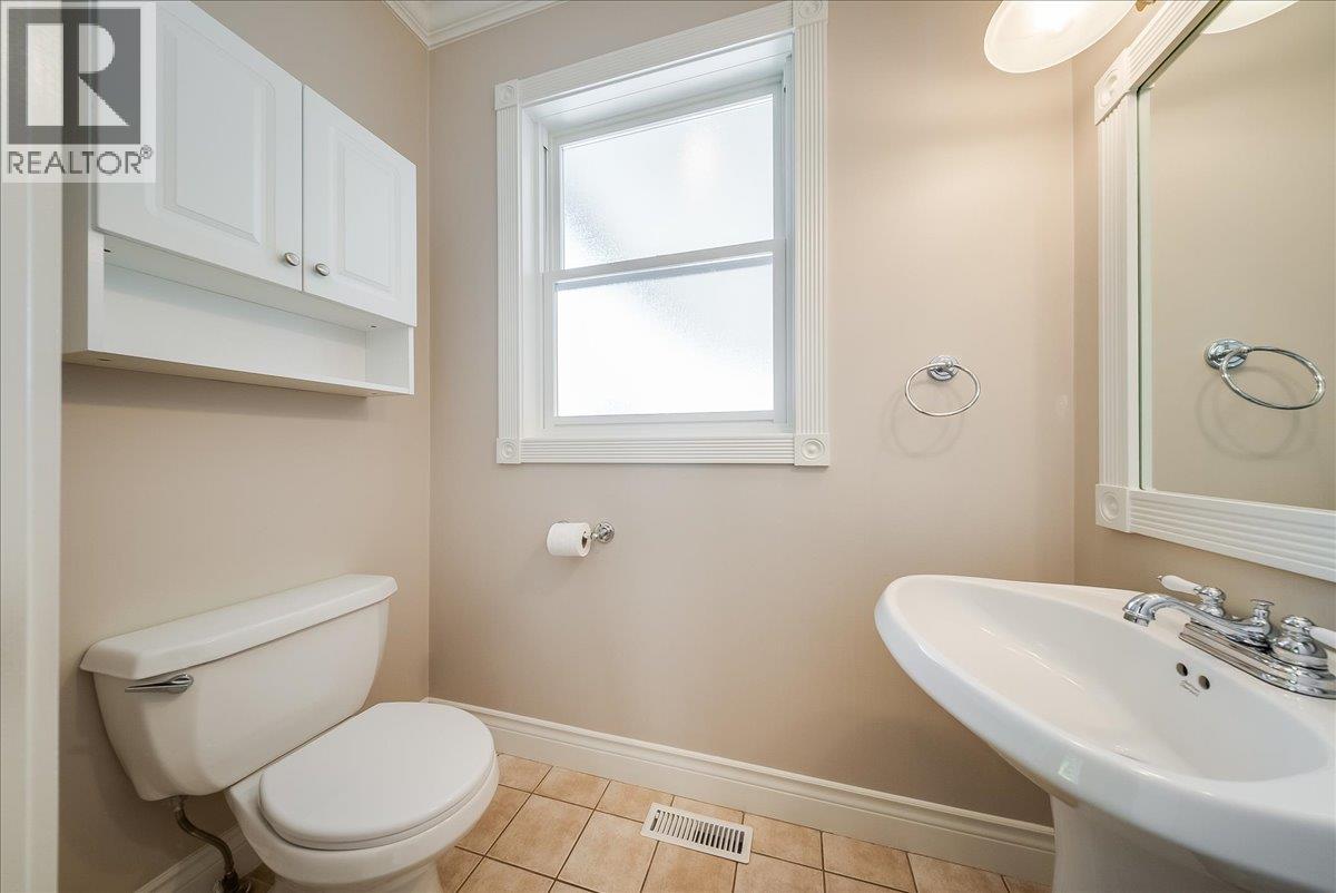 1860 Planer Crescent, Rossland, British Columbia  V0G 1Y0 - Photo 8 - 10403211