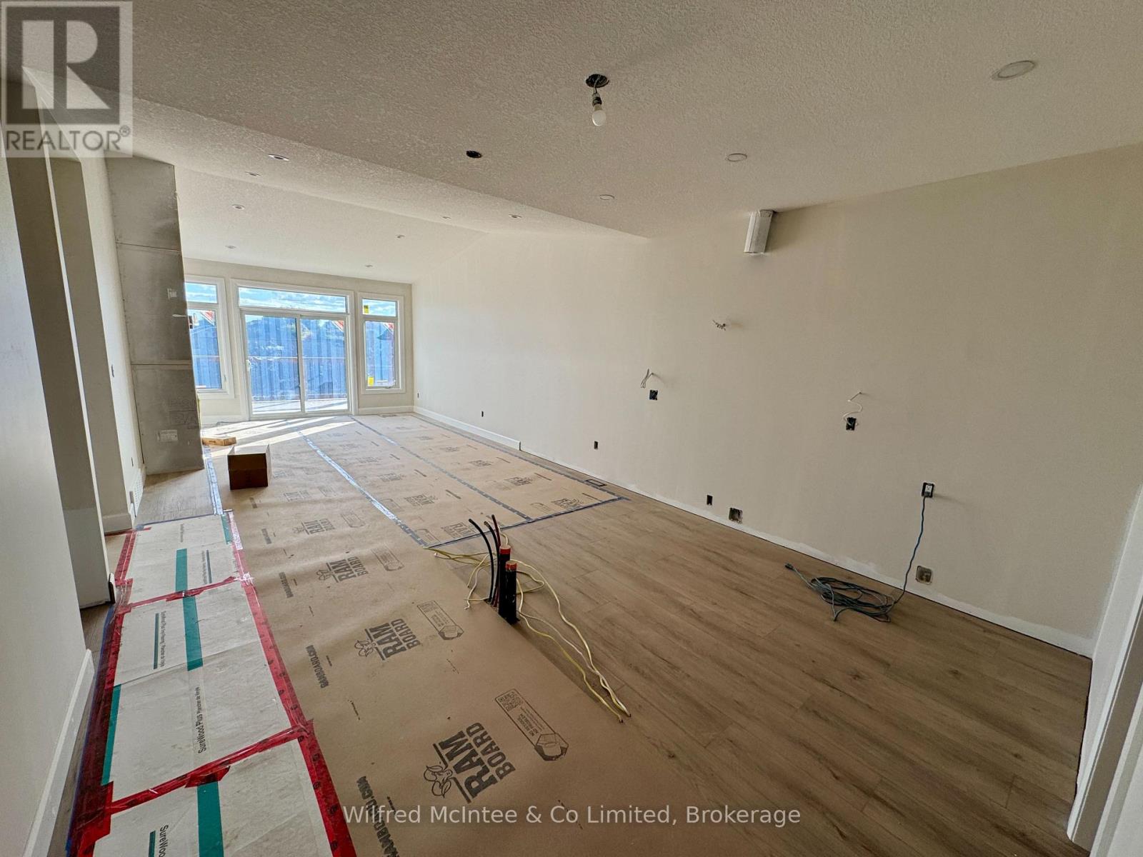 Third picture of 132 DEVINWOOD AVENUE