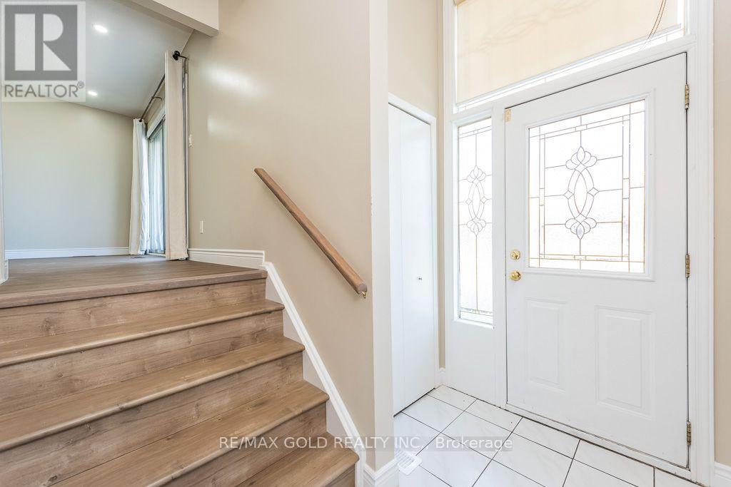 7283 Sigsbee Drive, Mississauga, Ontario  L4T 3L6 - Photo 3 - W13880798