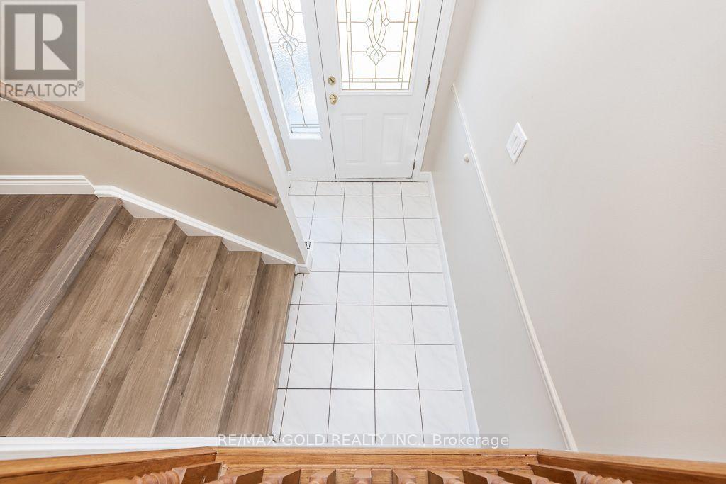 7283 Sigsbee Drive, Mississauga, Ontario  L4T 3L6 - Photo 4 - W13880798