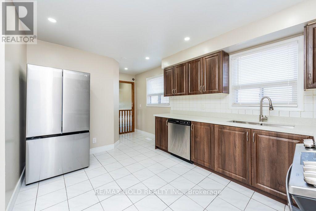 7283 Sigsbee Drive, Mississauga, Ontario  L4T 3L6 - Photo 7 - W13880798