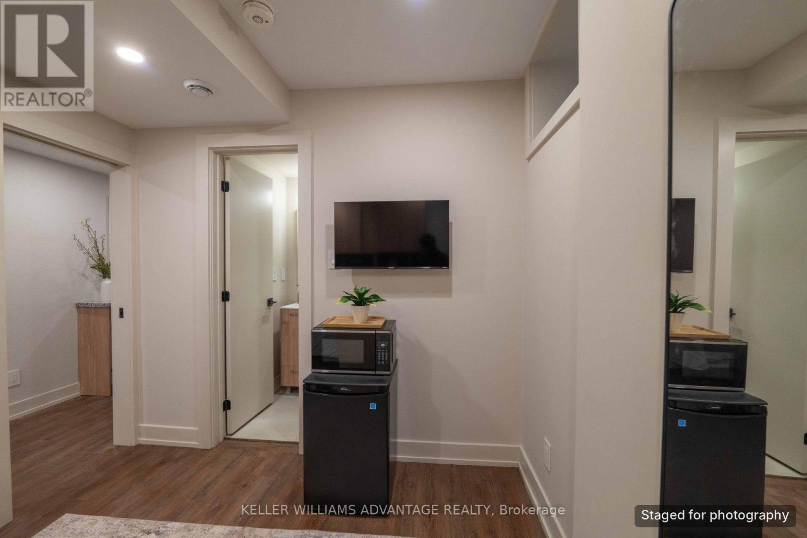 B - 23 Ross Street, Toronto (Kensington-Chinatown), Ontario  M5T 1Z8 - Photo 6 - C13412074