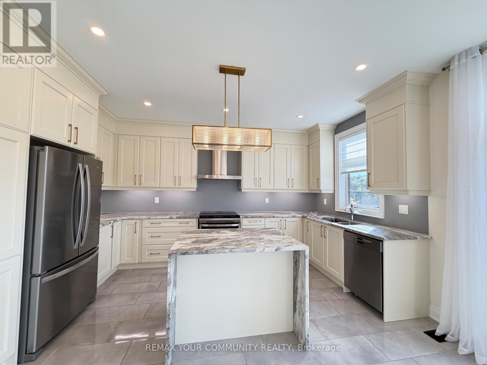22 Upbound Court, East Gwillimbury, Ontario  L9N 0W1 - Photo 3 - N13856750