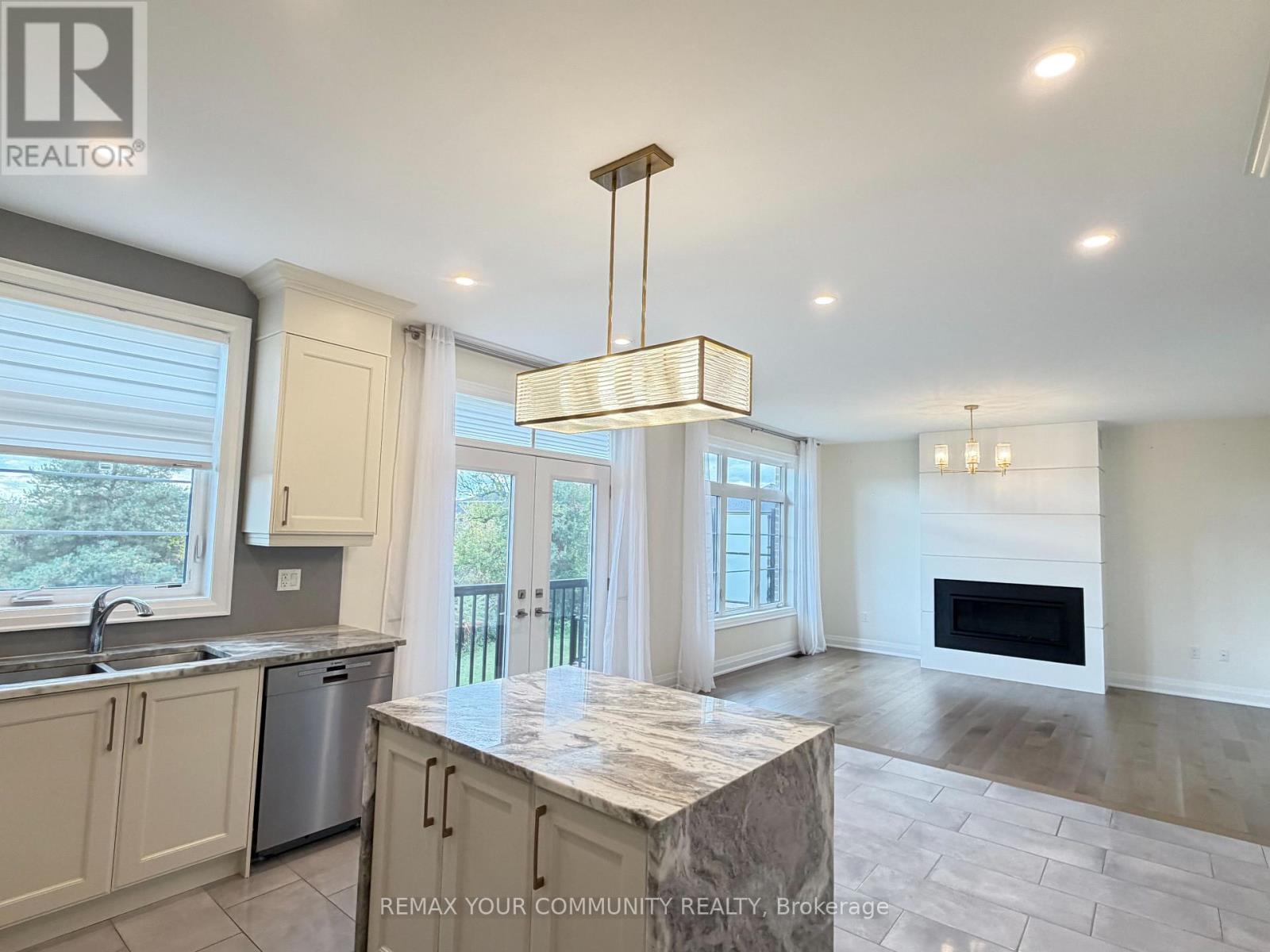 22 Upbound Court, East Gwillimbury, Ontario  L9N 0W1 - Photo 4 - N13856750