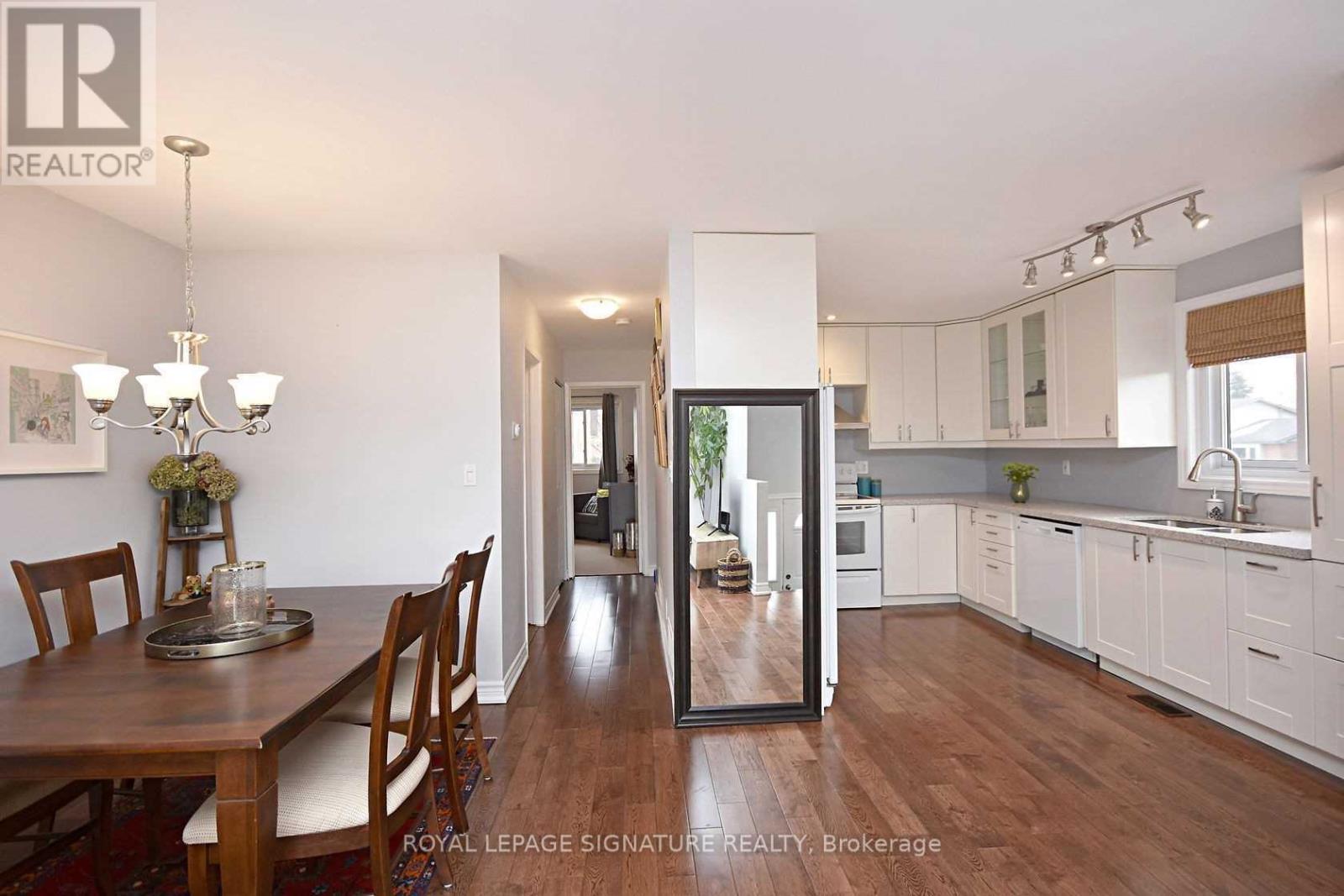 6303 Plowmans Heath, Mississauga, Ontario  L5N 3W1 - Photo 2 - W13880878