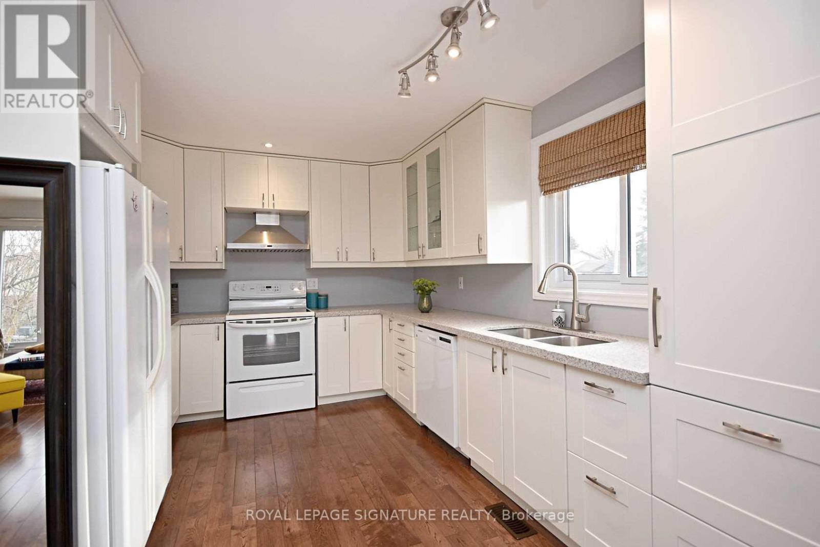 6303 Plowmans Heath, Mississauga, Ontario  L5N 3W1 - Photo 4 - W13880878