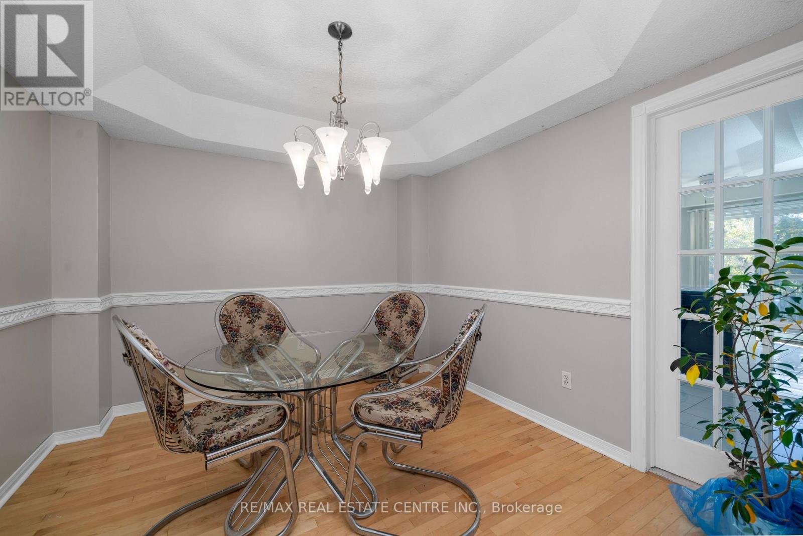 39 Killaloe Crescent, Halton Hills, Ontario  L7G 5N2 - Photo 3 - W13880908