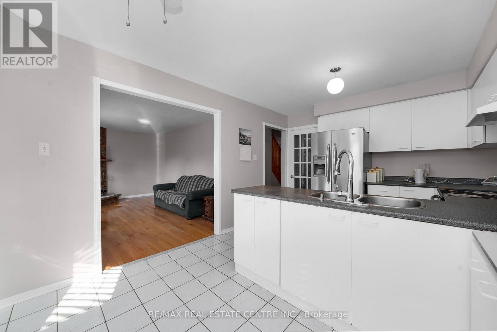 39 Killaloe Crescent, Halton Hills, Ontario  L7G 5N2 - Photo 6 - W13880908