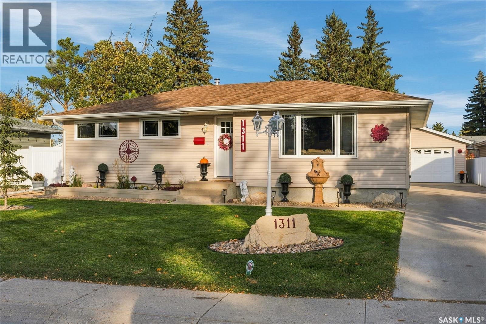 1311 Queen Crescent, Moose Jaw, Saskatchewan  S6H 3G5 - Photo 2 - SK050773