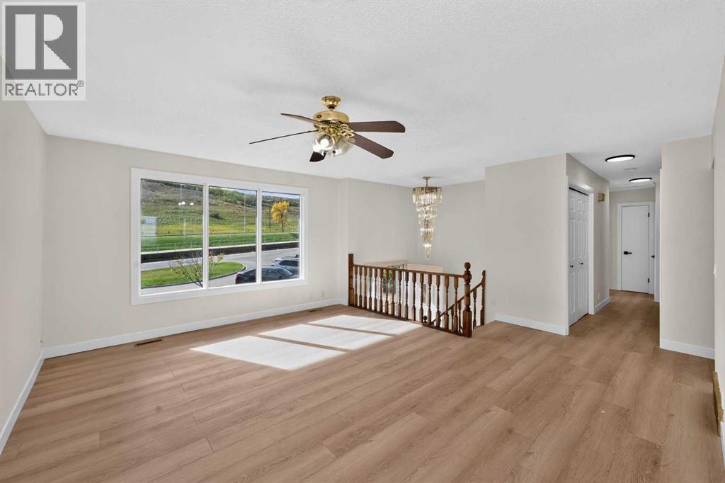 63 Beaconsfield Crescent NW, Calgary, Alberta  T3K 1W5 - Photo 4 - A2349926
