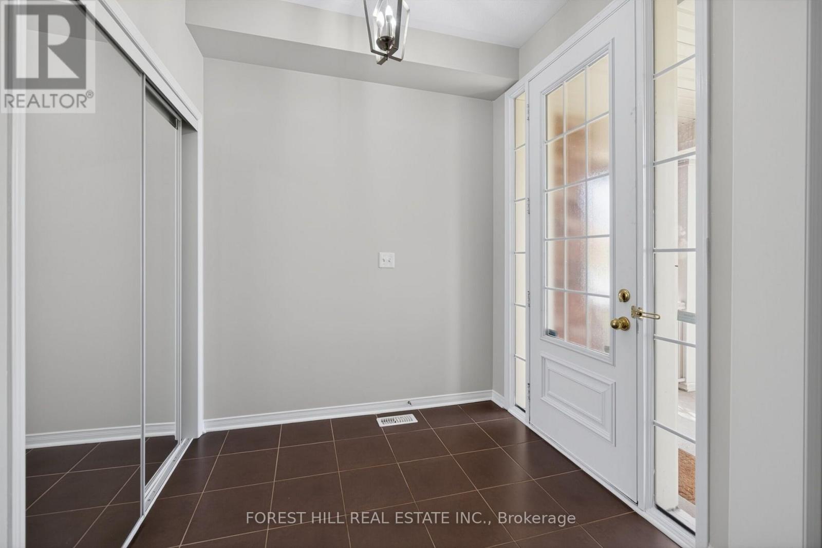 2537 Postmaster Drive, Oakville, Ontario  L6M 0L6 - Photo 2 - W13881030
