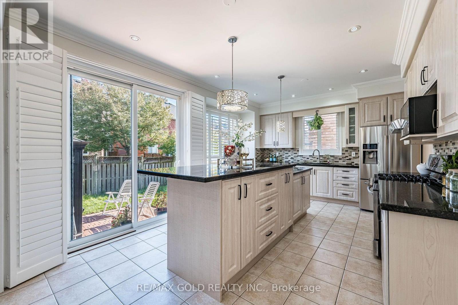 21 Mistybrook Crescent, Brampton, Ontario  L7A 2S8 - Photo 11 - W13881090