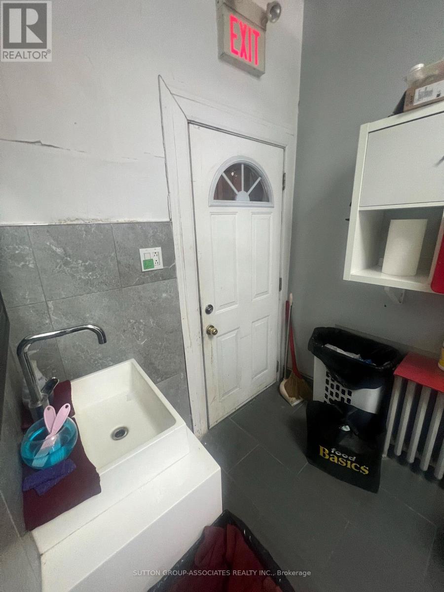 2595 Eglinton Avenue W, Toronto, Ontario  M6M 1T3 - Photo 10 - W13881272
