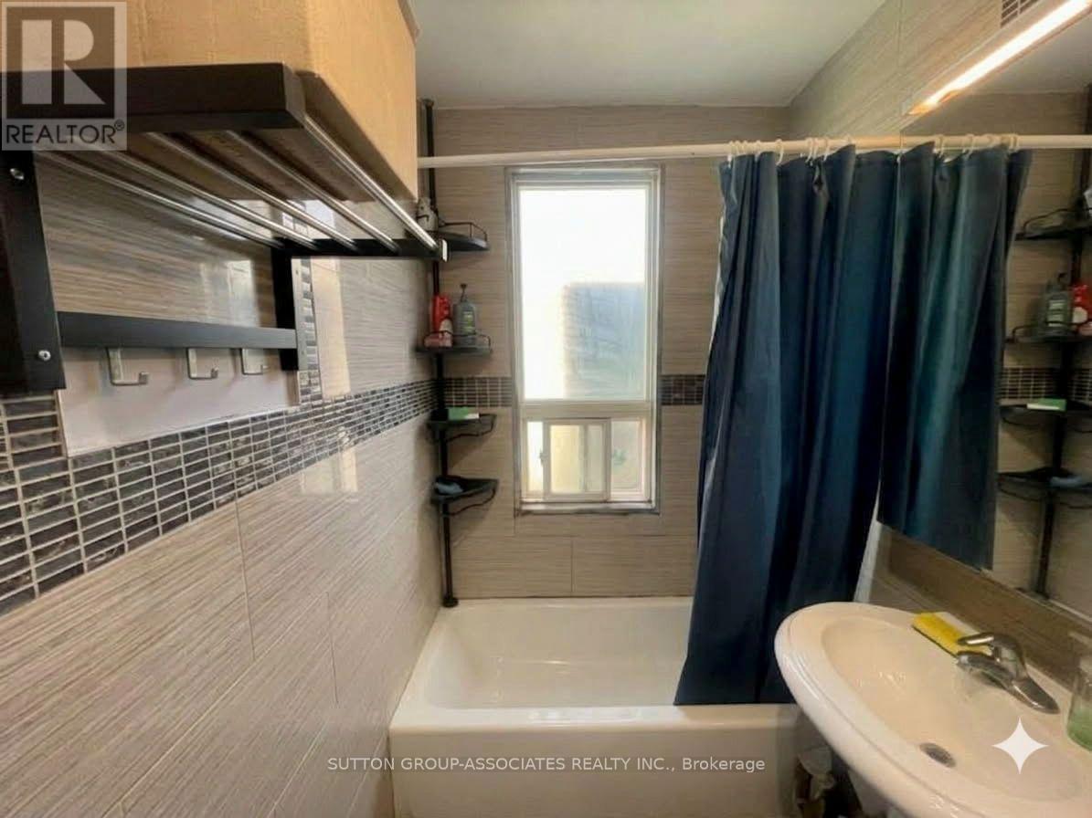 2595 Eglinton Avenue W, Toronto, Ontario  M6M 1T3 - Photo 18 - W13881272
