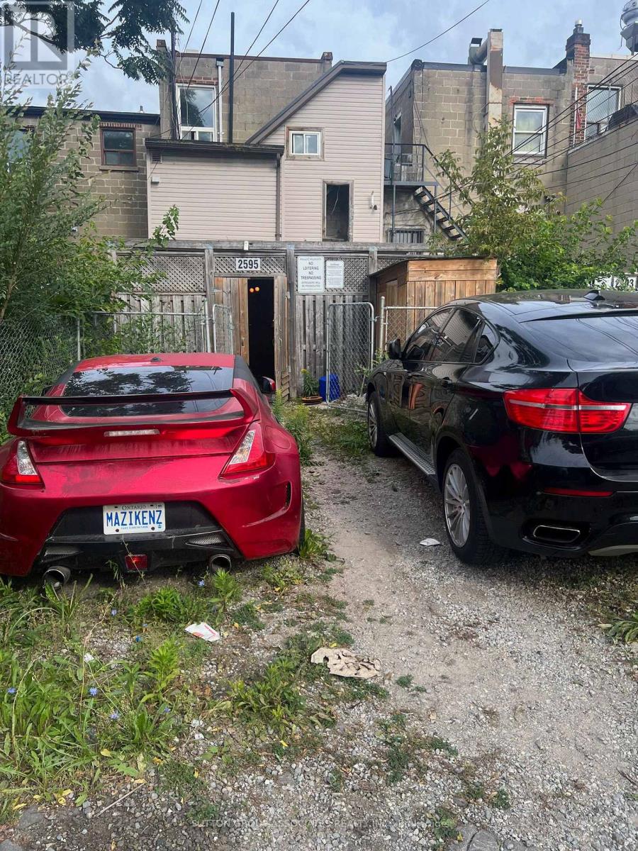 2595 Eglinton Avenue W, Toronto, Ontario  M6M 1T3 - Photo 31 - W13881272