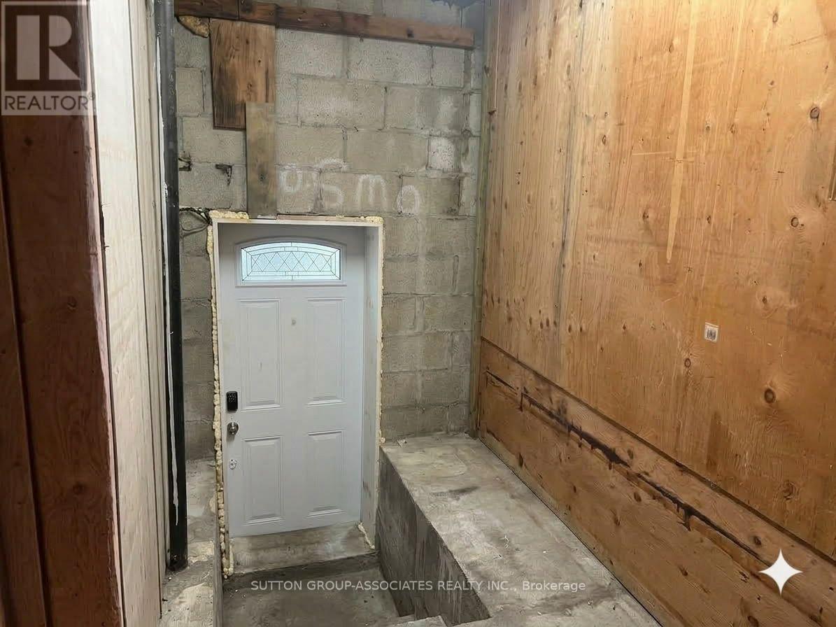 2595 Eglinton Avenue W, Toronto, Ontario  M6M 1T3 - Photo 34 - W13881272