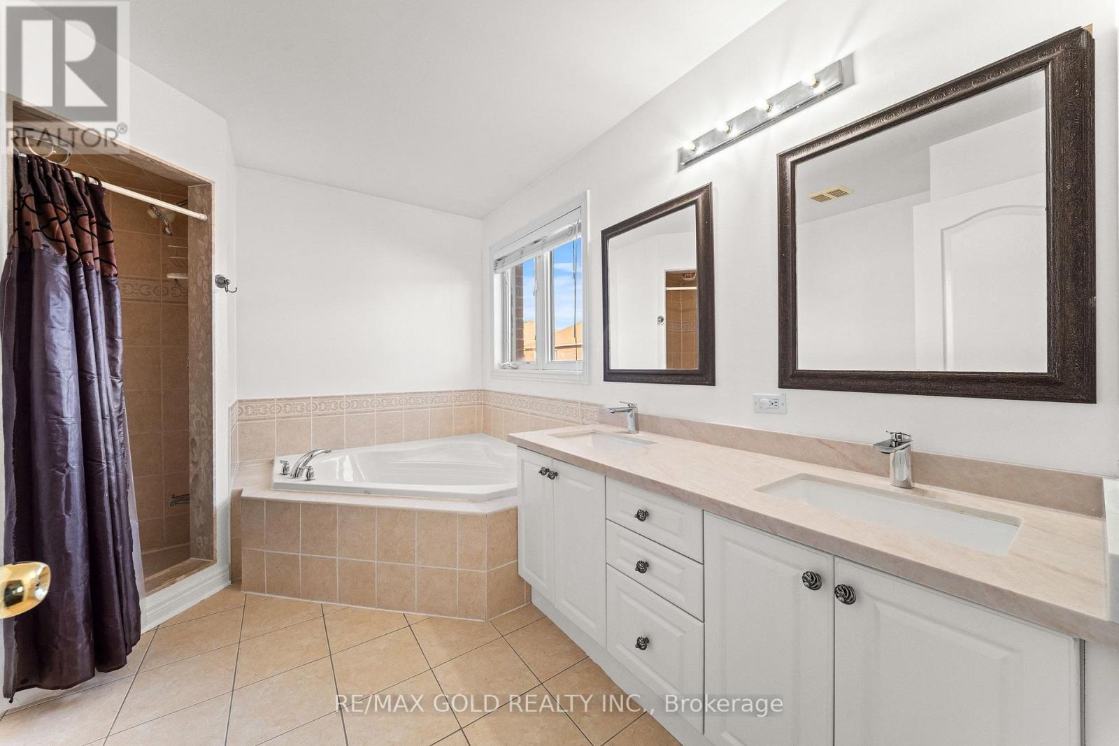 11 Maple Valley Street, Brampton, Ontario  L6P 2E7 - Photo 15 - W13881286