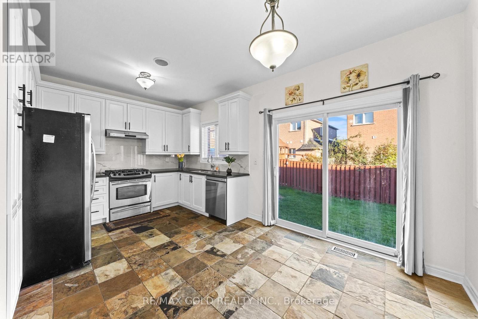 11 Maple Valley Street, Brampton, Ontario  L6P 2E7 - Photo 6 - W13881286