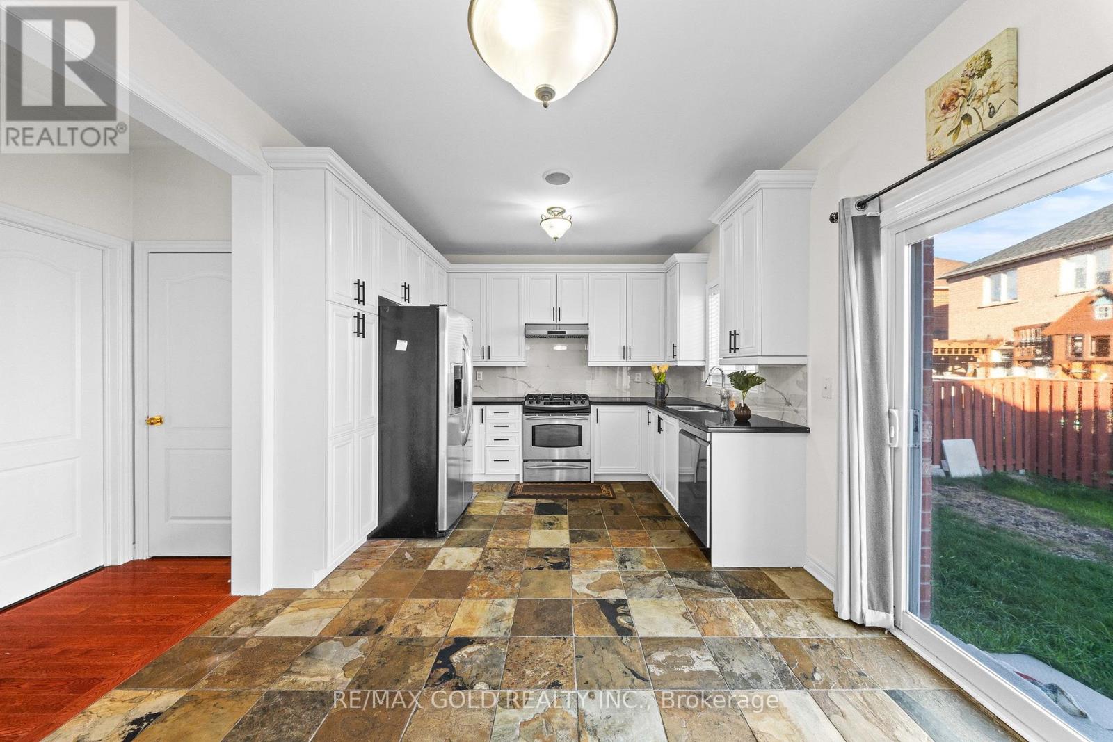 11 Maple Valley Street, Brampton, Ontario  L6P 2E7 - Photo 7 - W13881286