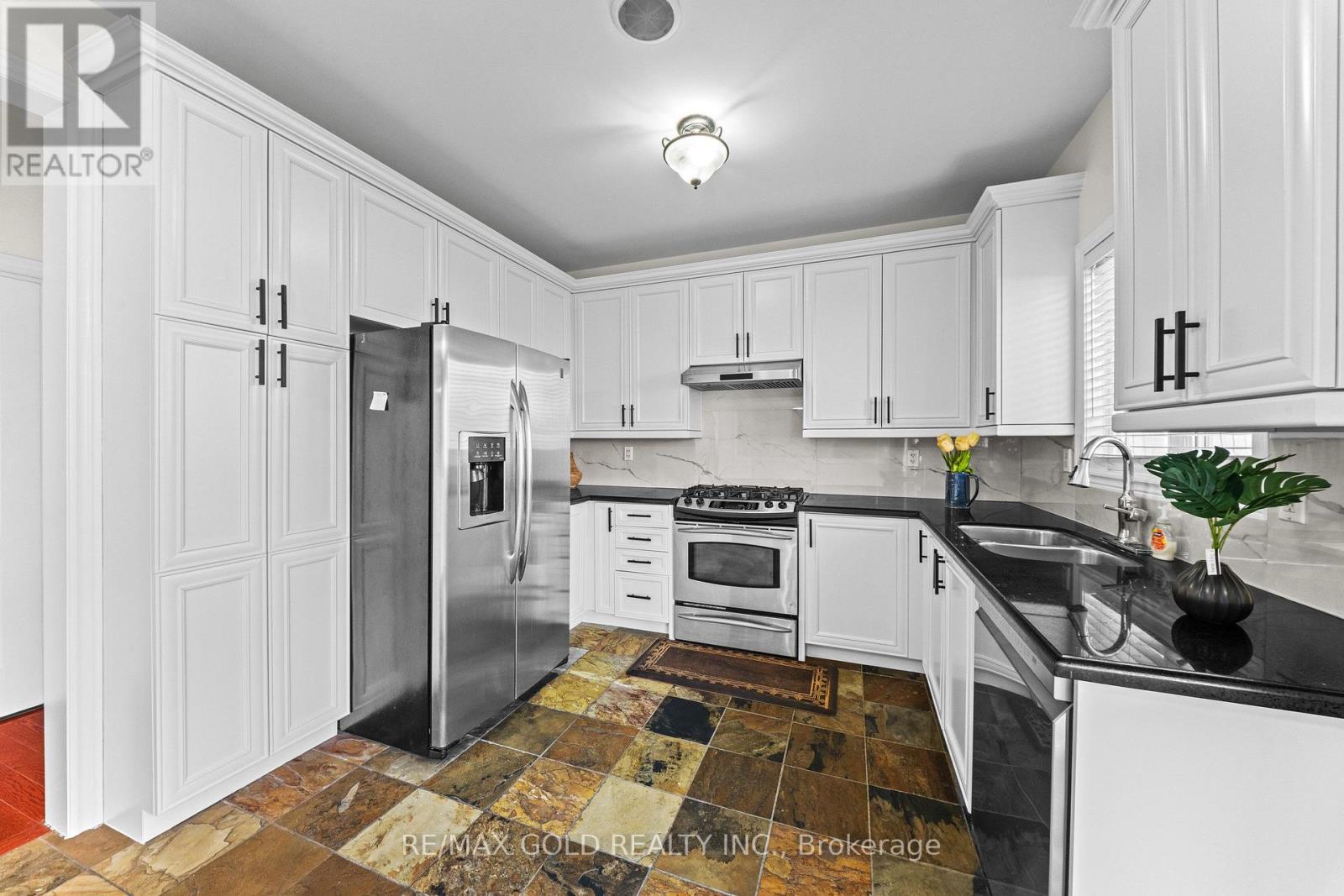 11 Maple Valley Street, Brampton, Ontario  L6P 2E7 - Photo 8 - W13881286