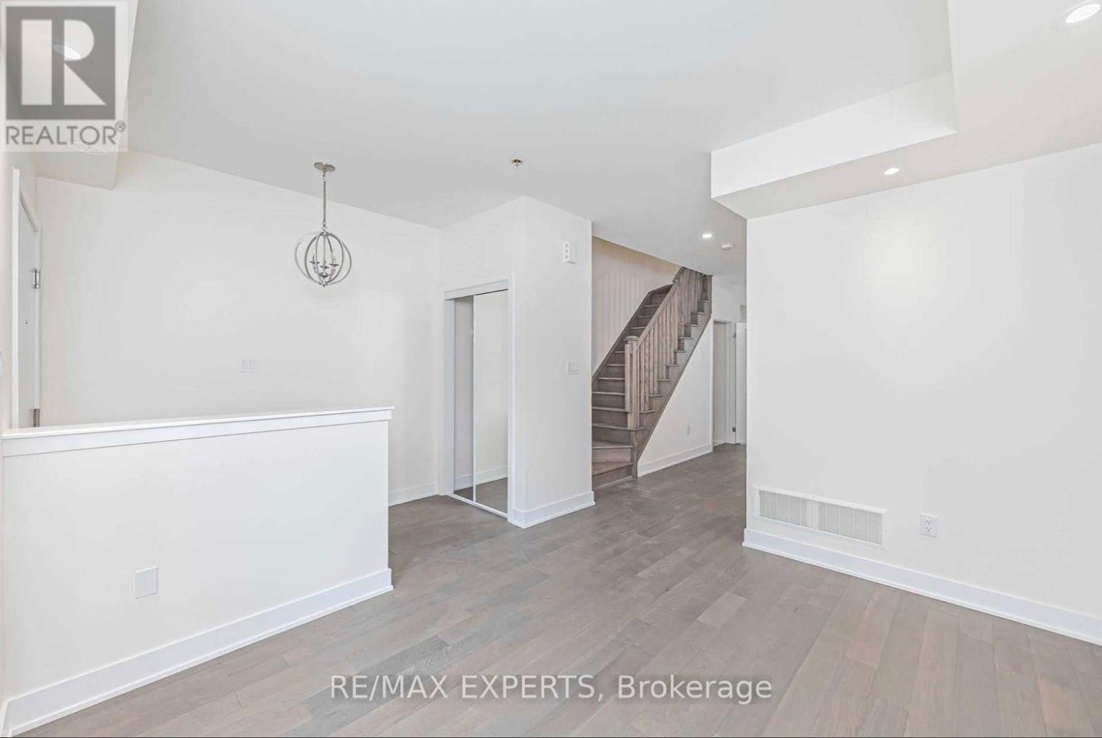 54 William Duncan Road, Toronto, Ontario  M3K 0C5 - Photo 4 - W13881308
