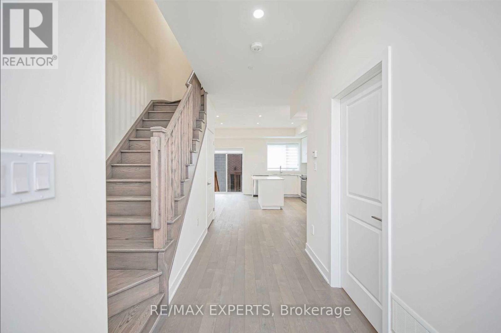 54 William Duncan Road, Toronto, Ontario  M3K 0C5 - Photo 5 - W13881308
