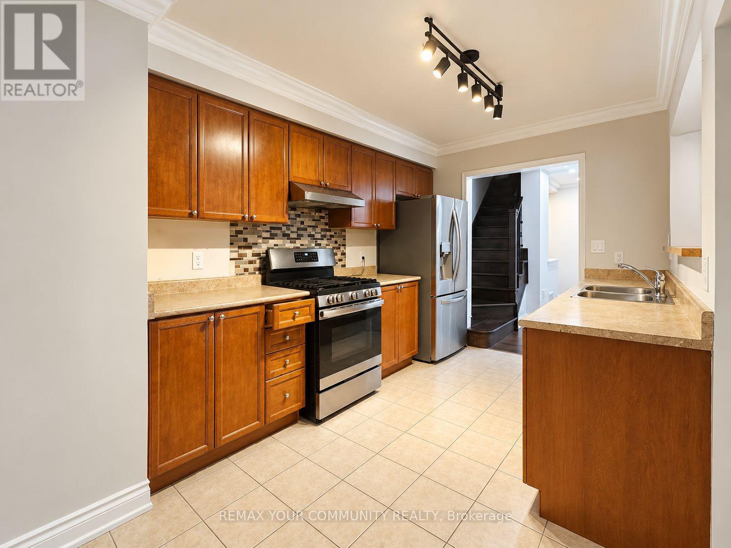 10 Snowgoose Terrace, Toronto, Ontario  M1B 0A9 - Photo 2 - E13872168