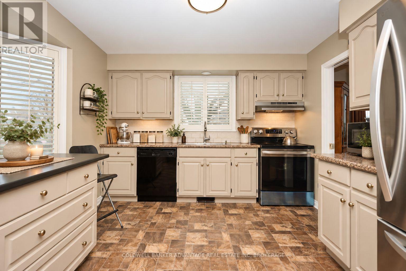 28 Dixon Crescent, Welland, Ontario  L3C 6P4 - Photo 4 - X13795238