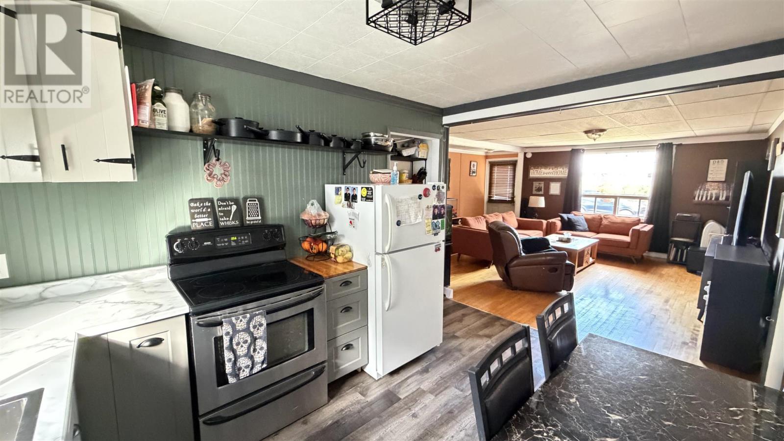 40 Churchill Ave, Wawa, Ontario  P0S 1K0 - Photo 4 - SM262831