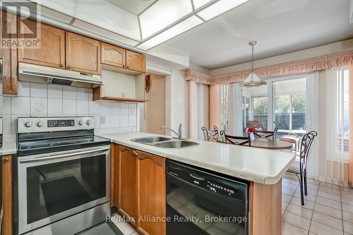2151 Pineview Drive, Oakville, Ontario  L6H 5M3 - Photo 14 - W13881458