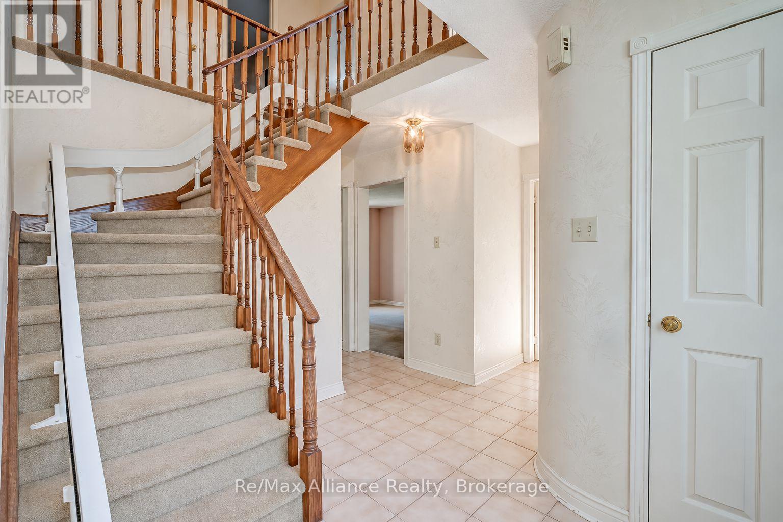 2151 Pineview Drive, Oakville, Ontario  L6H 5M3 - Photo 4 - W13881458