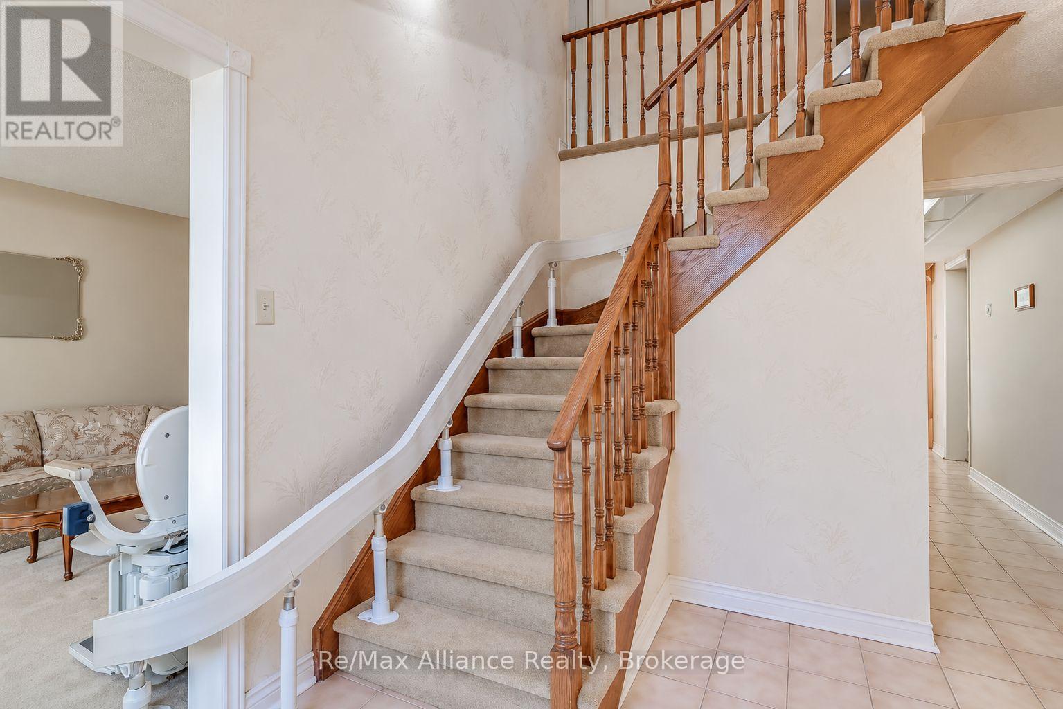 2151 Pineview Drive, Oakville, Ontario  L6H 5M3 - Photo 5 - W13881458