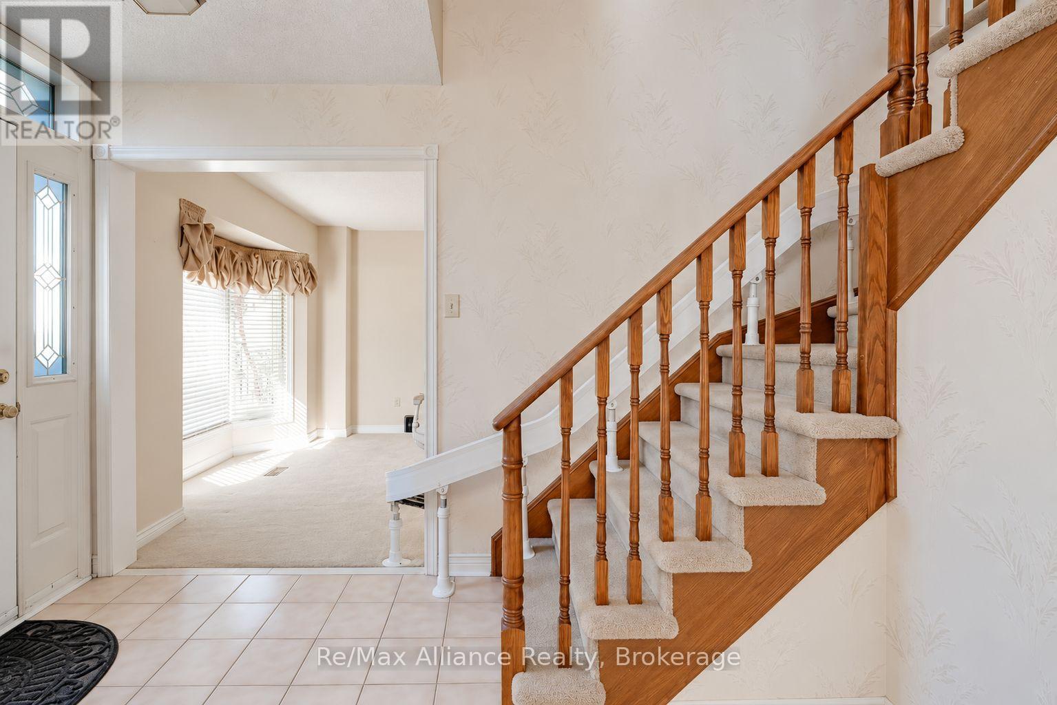 2151 Pineview Drive, Oakville, Ontario  L6H 5M3 - Photo 6 - W13881458