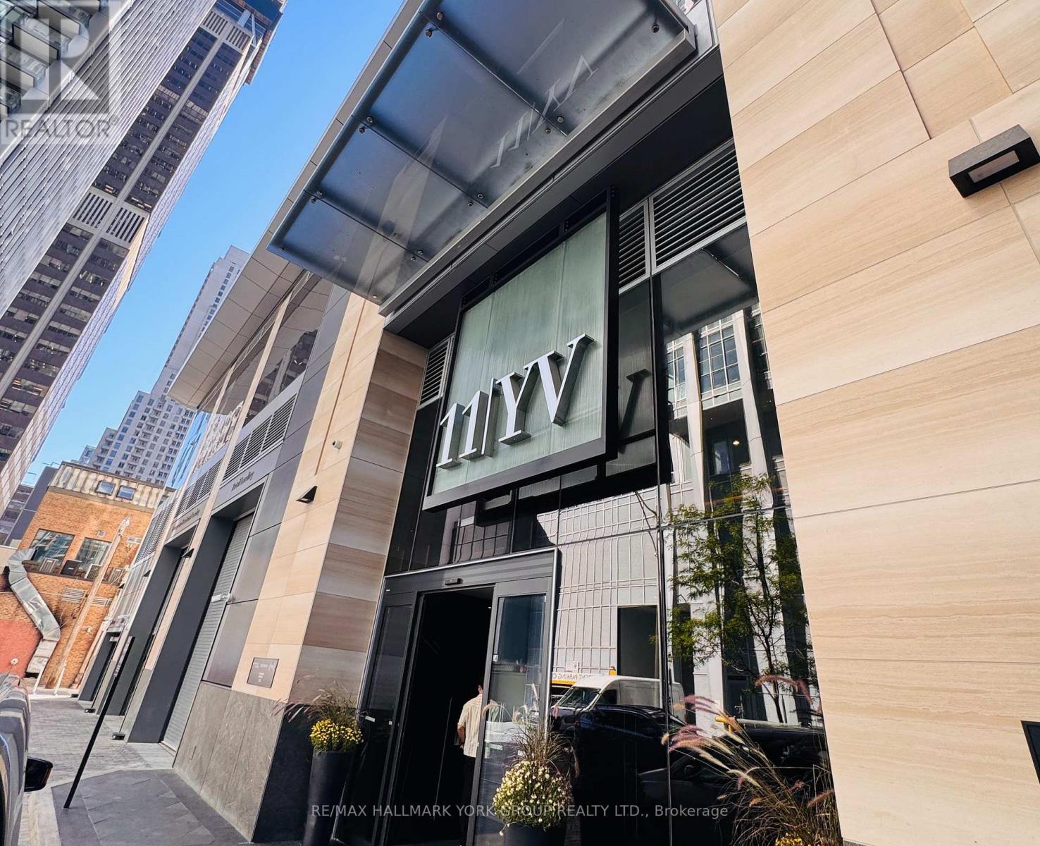 3609 - 11 Yorkville Avenue, Toronto, Ontario  M4W 1L2 - Photo 3 - C13881748