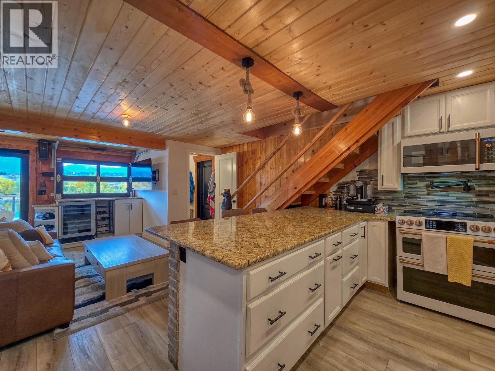 449 LAKEVIEW Place