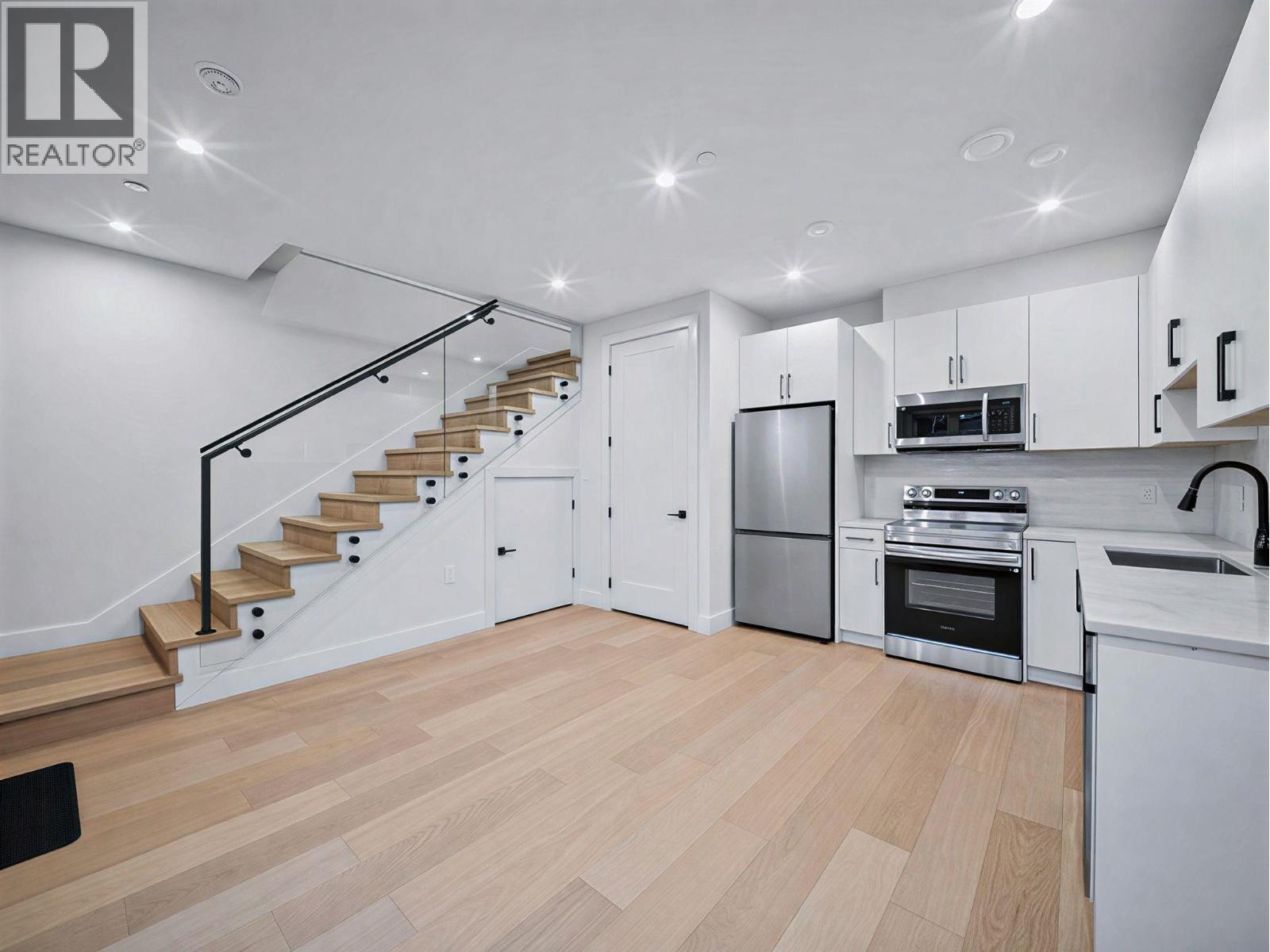 2 6989 Kerr Street, Vancouver, British Columbia  V5X 2B3 - Photo 1 - R3174033