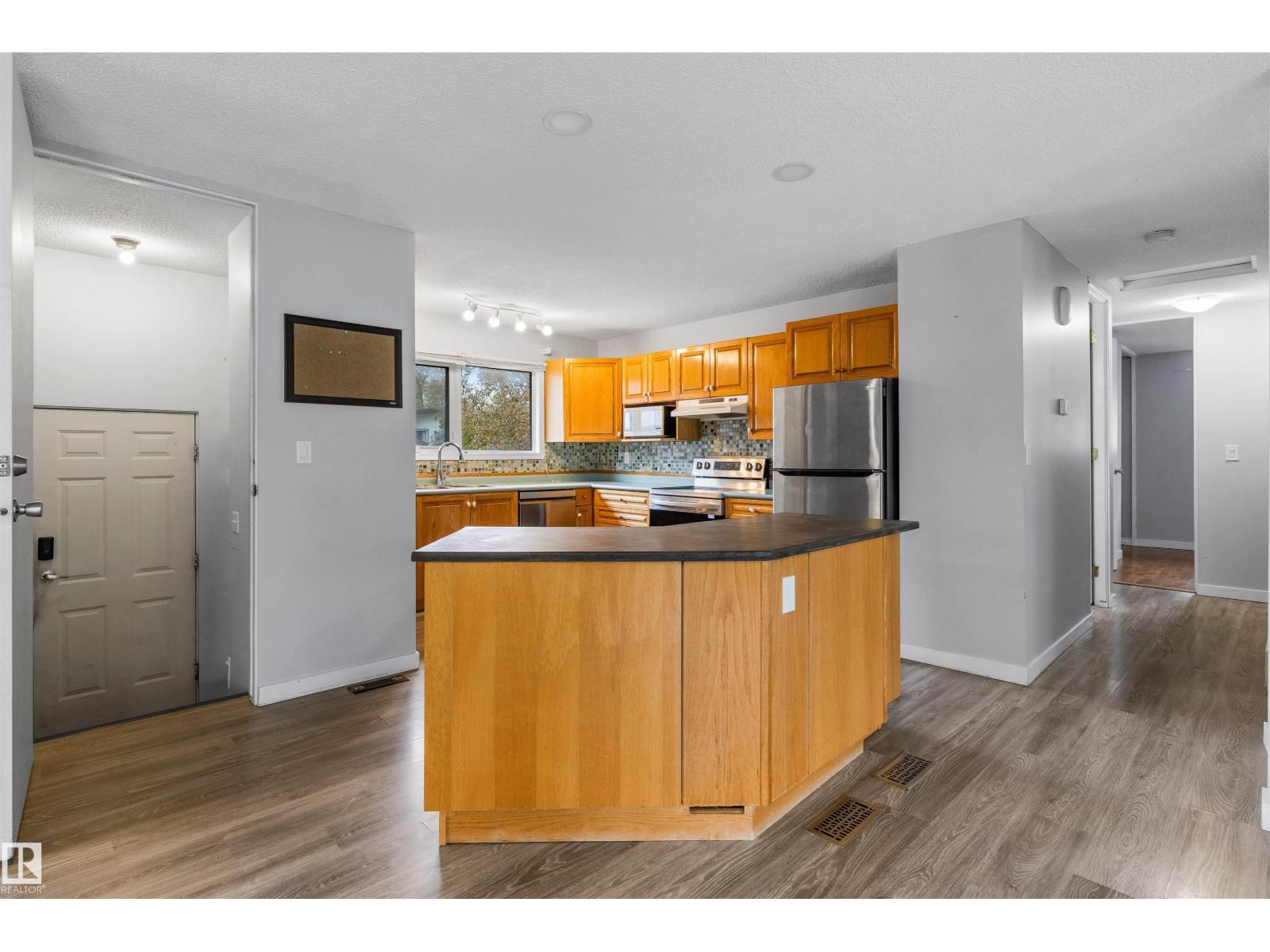 1 LLOYD PL