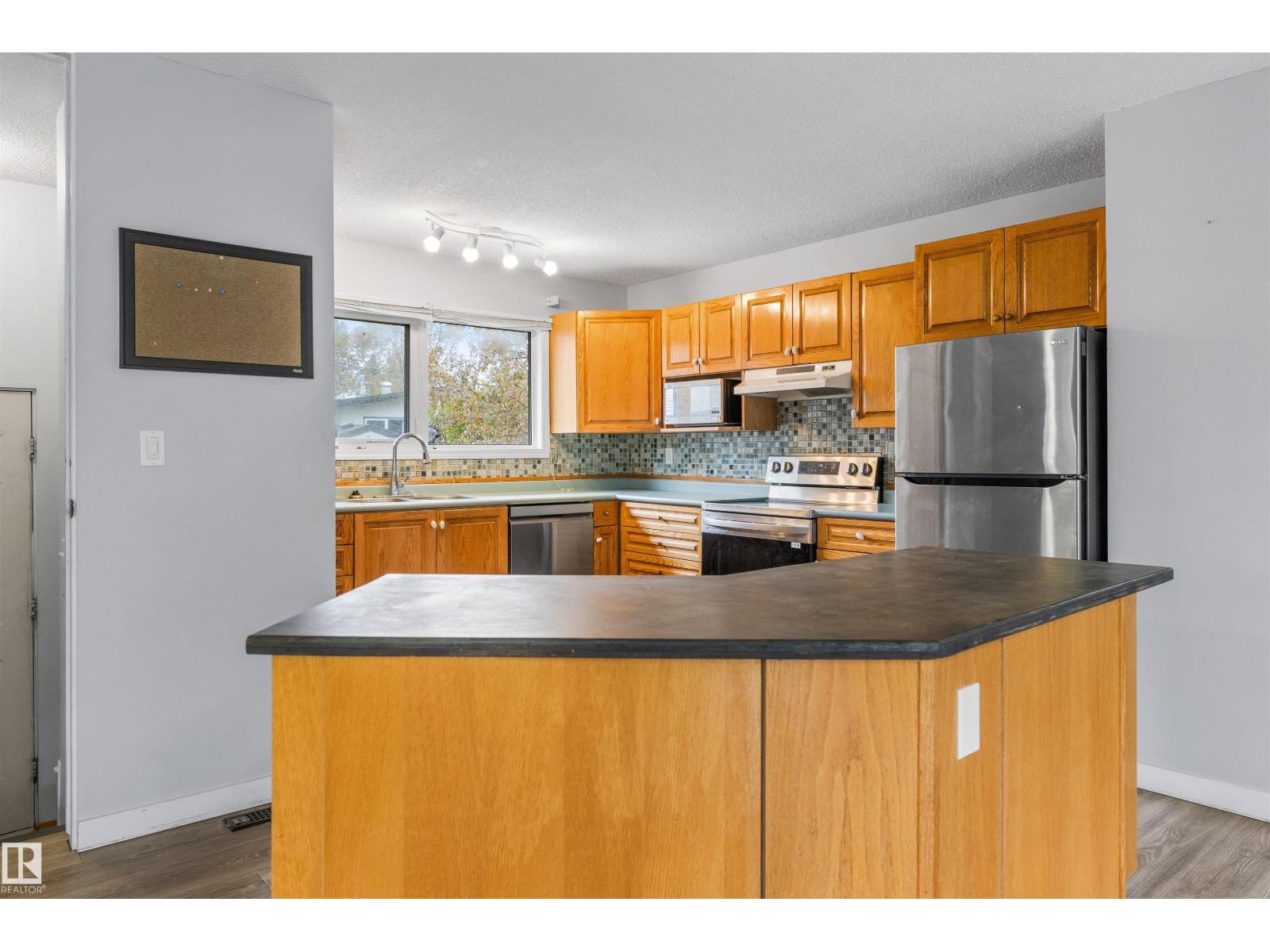 1 LLOYD PL