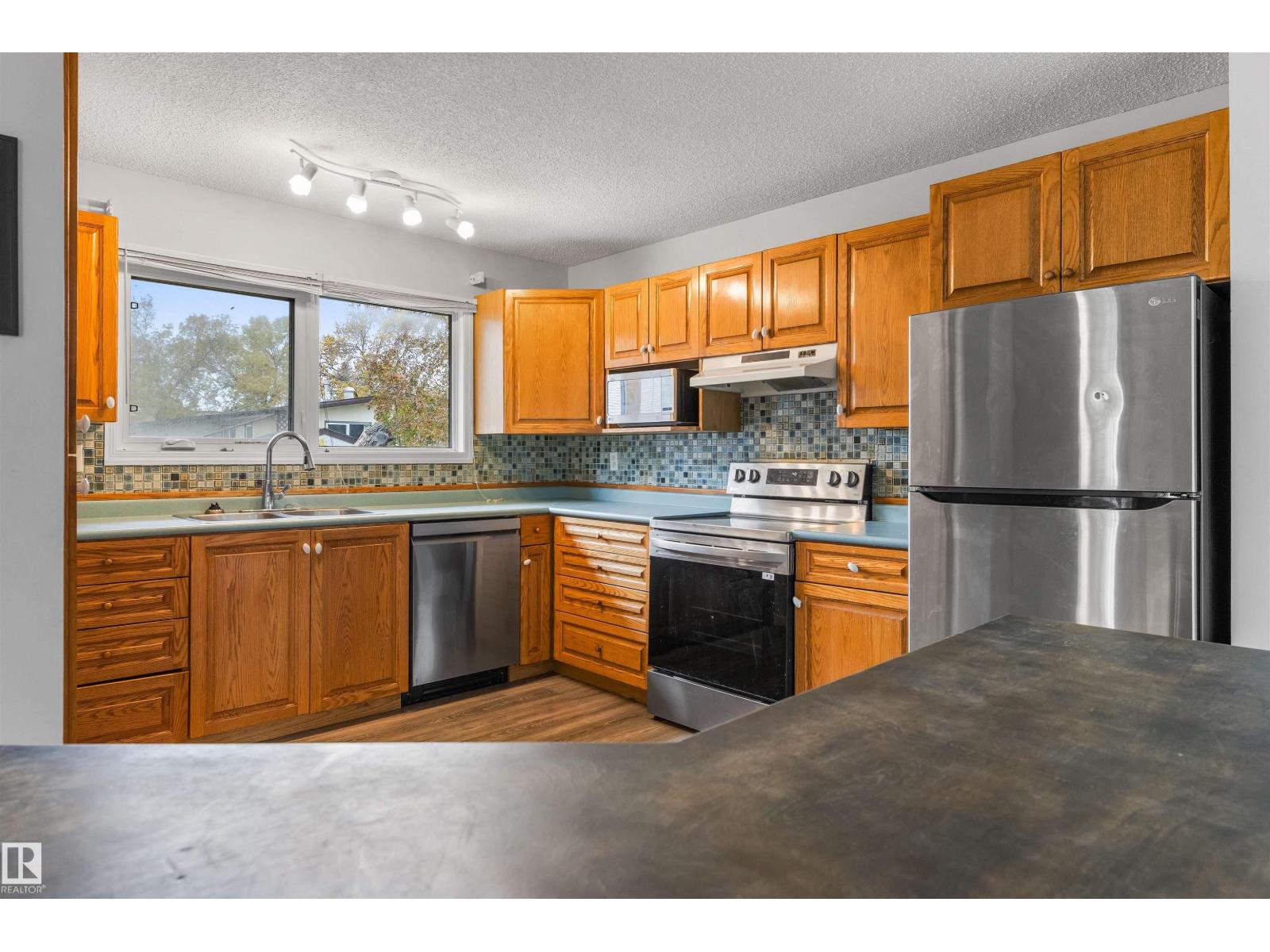 1 LLOYD PL