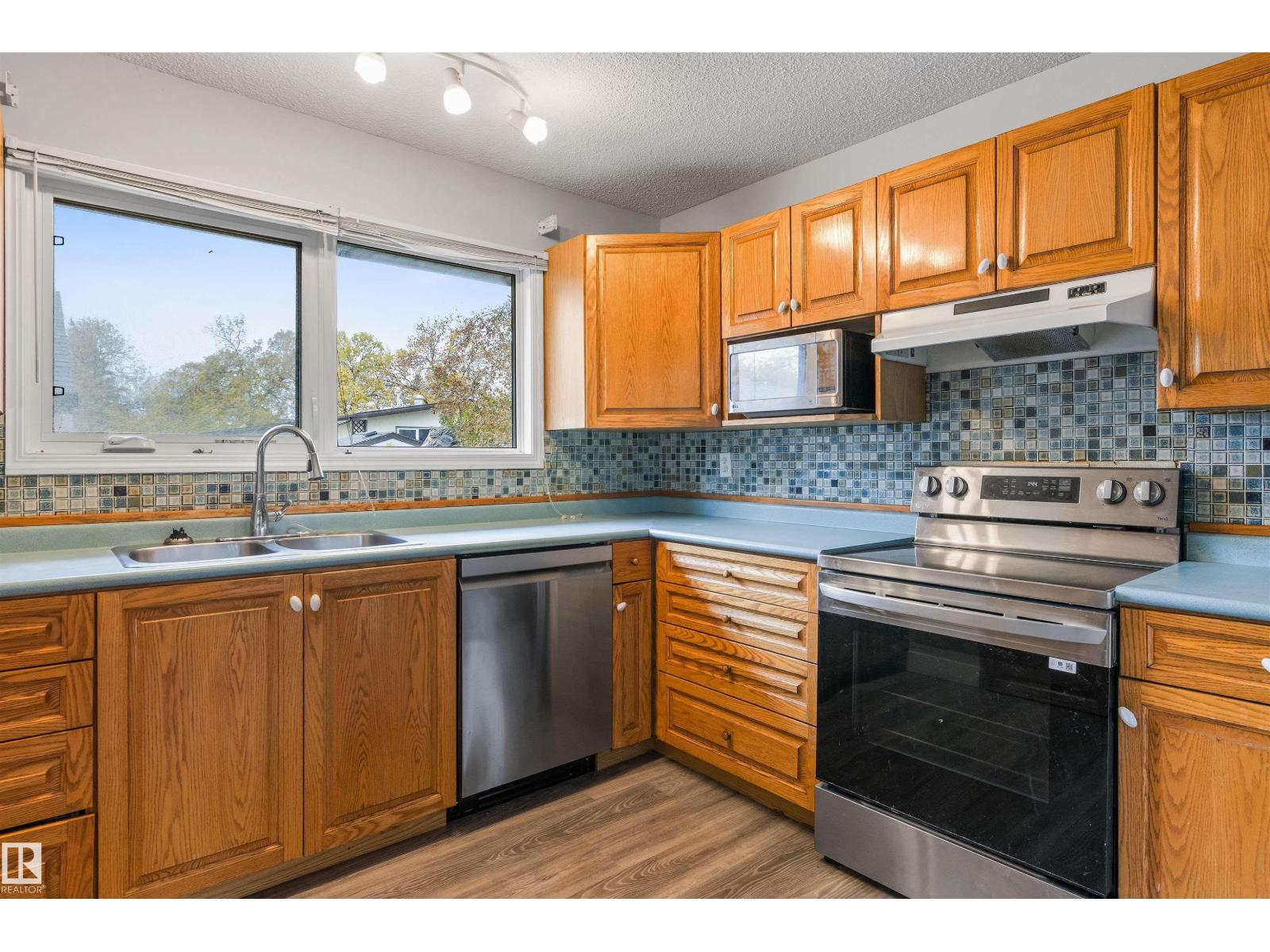 1 LLOYD PL