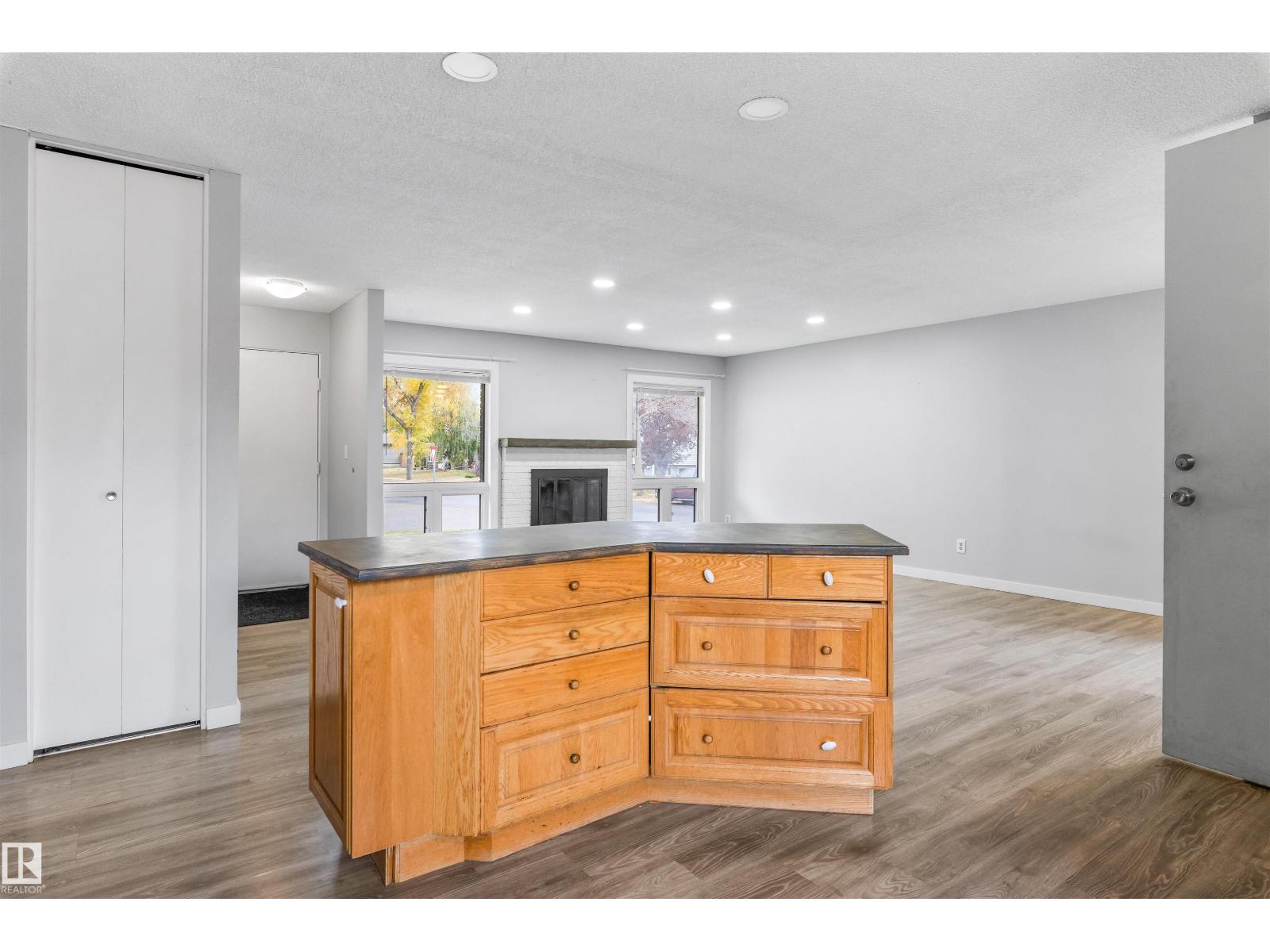 1 LLOYD PL
