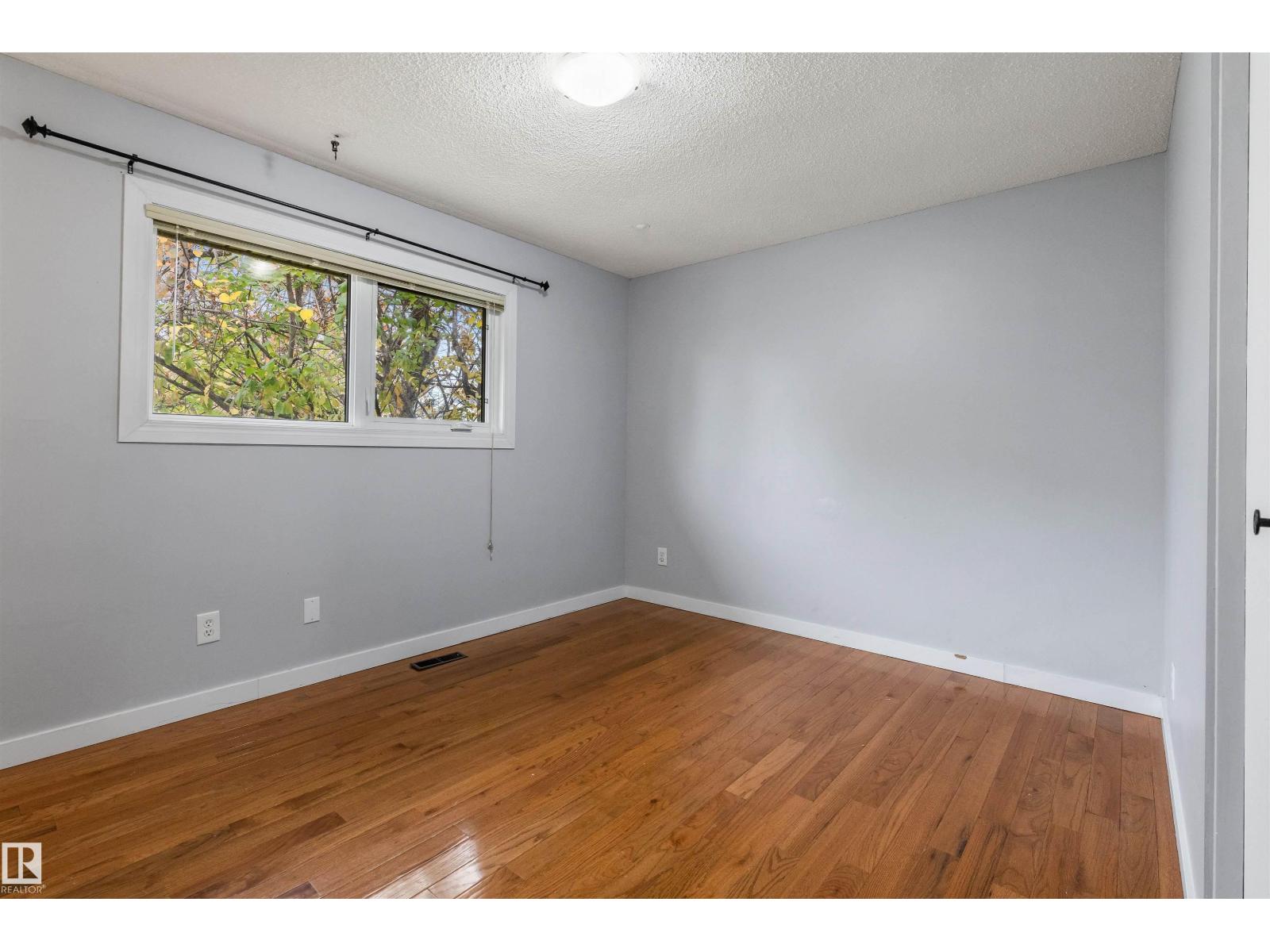 1 LLOYD PL
