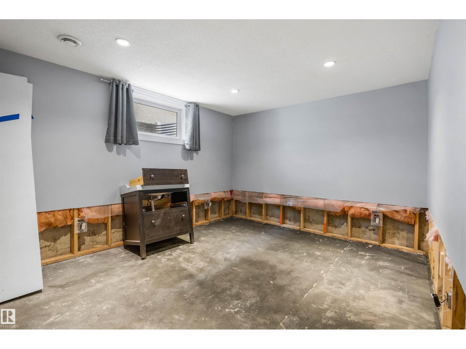 1 LLOYD PL