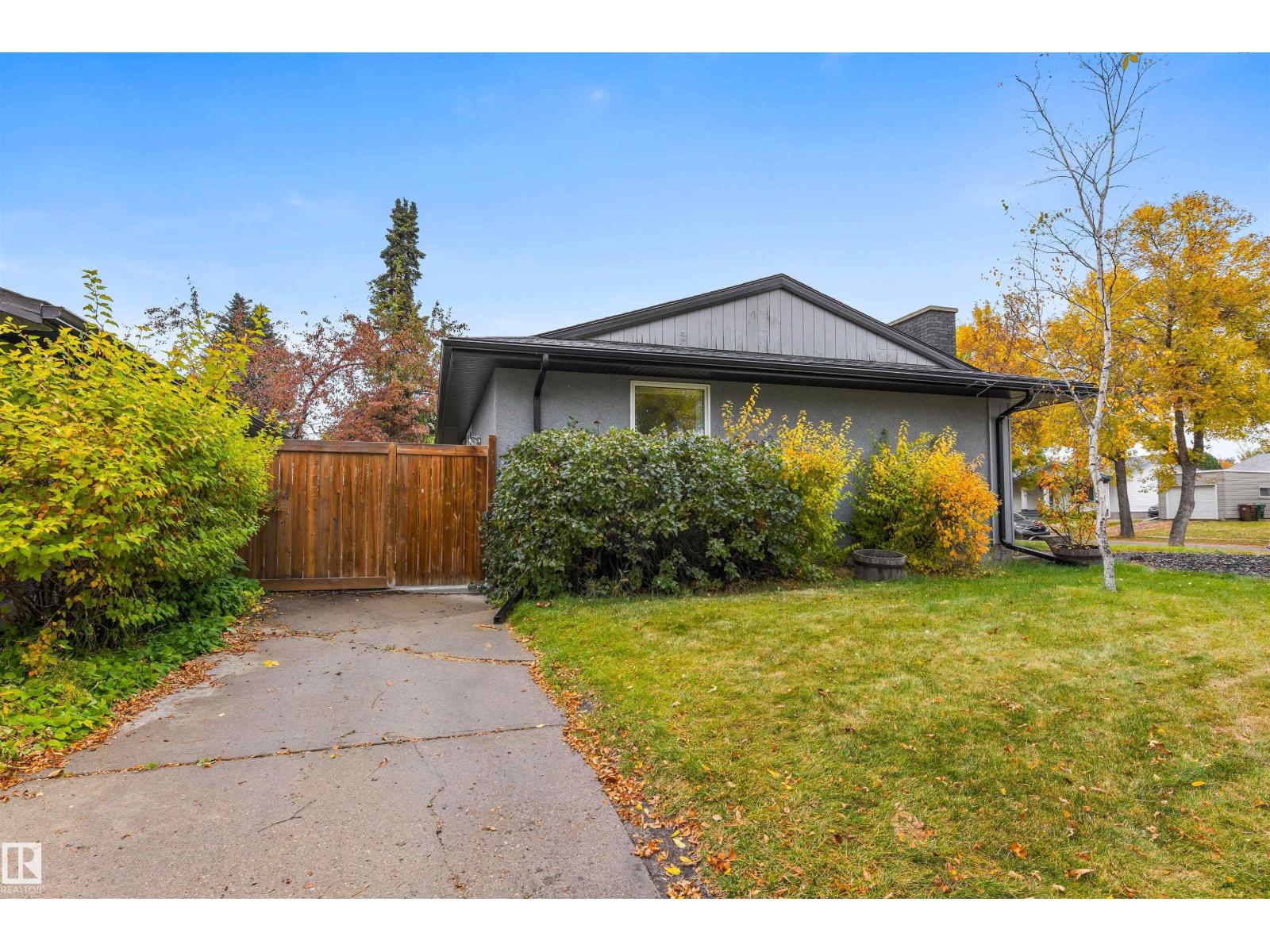1 LLOYD PL